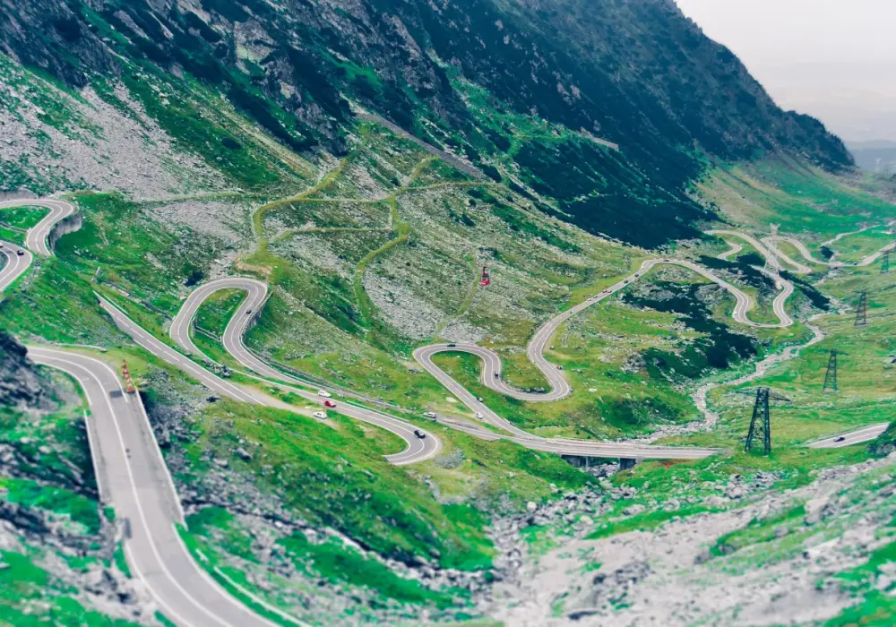 Najlepsze trasy motocyklowe w Rumunii – odkryj niezapomniane widoki