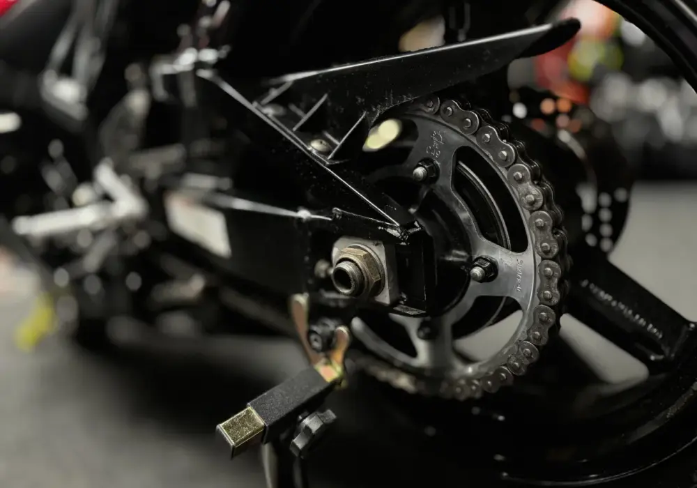 Jak smarować łańcuch motocyklowy, aby uniknąć kosztownych napraw