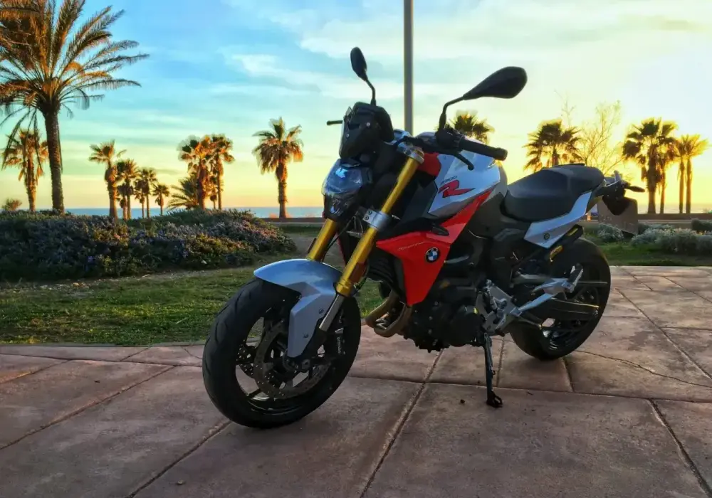 BMW F 900 R - Czy ten roadster to ideał na co dzień?