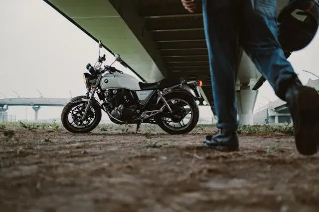 Co grozi za jazdę motorowerem bez uprawnień? Sprawdź kary i konsekwencje