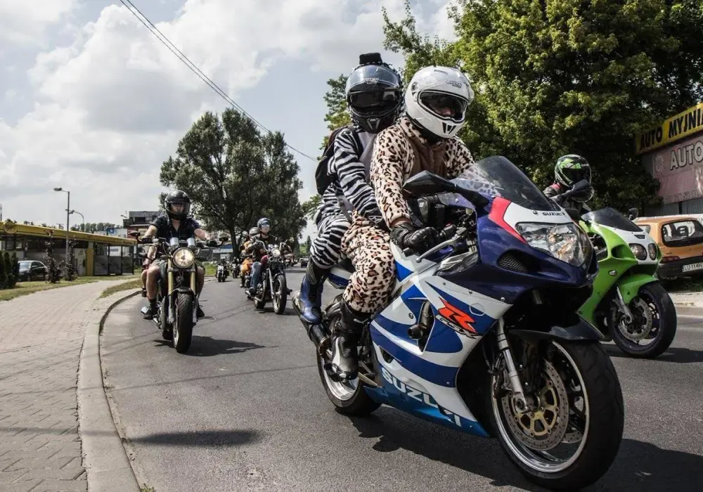 Jazda motocyklem w grupie - jak ustawić kolumnę i jechać bezpiecznie