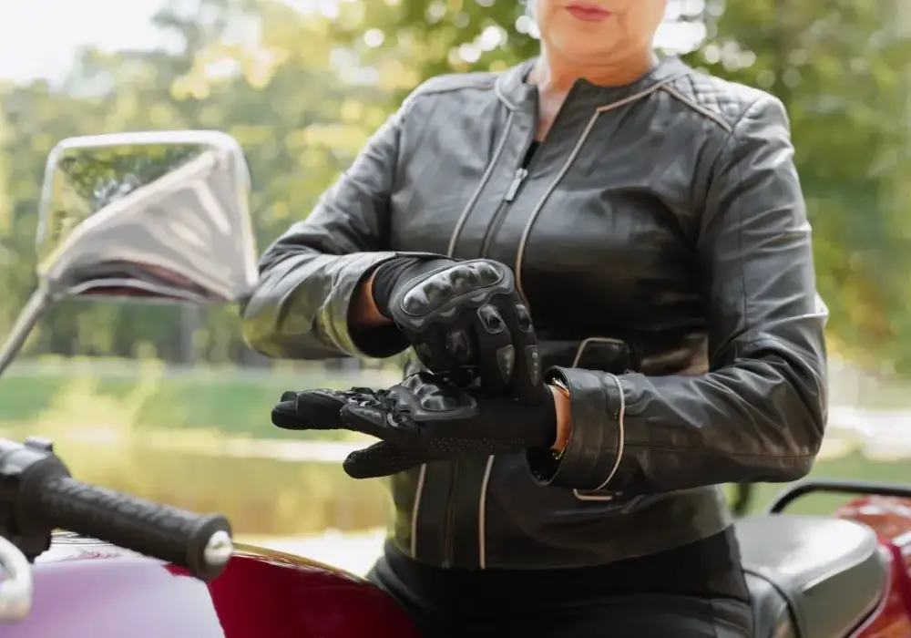 Jak rozciągnąć rękawice motocyklowe, aby uniknąć dyskomfortu podczas jazdy