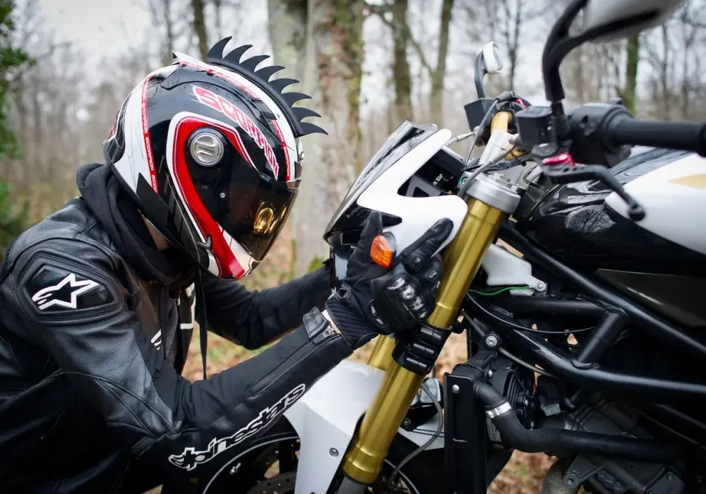 Jak zakładać kask motocyklowy, aby uniknąć niebezpieczeństw na drodze