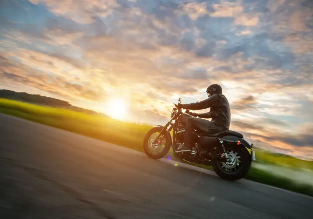 Najlepsze trasy motocyklowe w łódzkim - odkryj malownicze szlaki