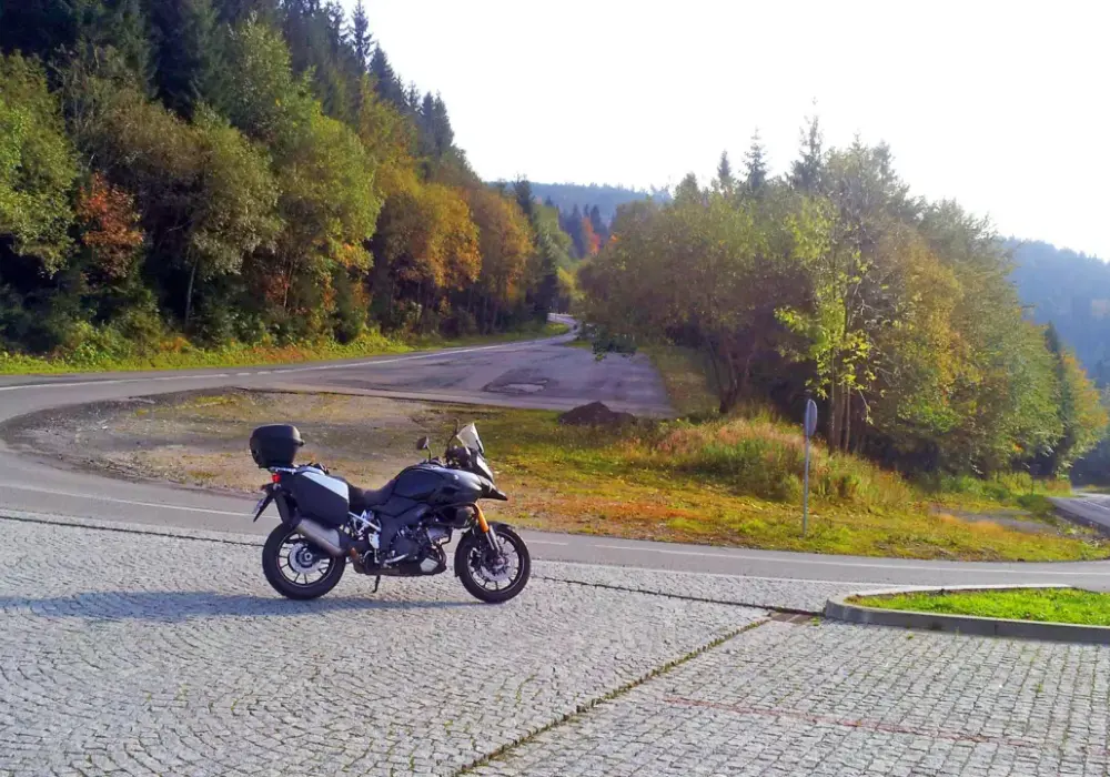Najlepsze trasy motocyklowe na Śląsku: atrakcje, bezpieczeństwo i praktyczne porady