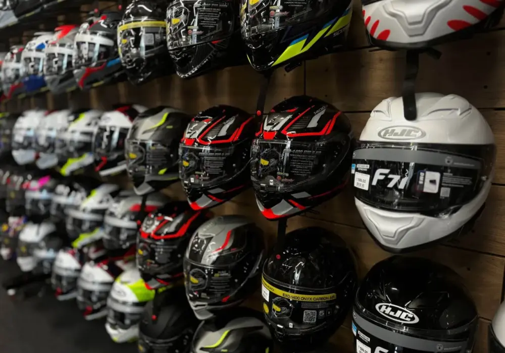 Jaki kask motocyklowy do 1500 zł? Najlepsze opcje, których musisz unikać