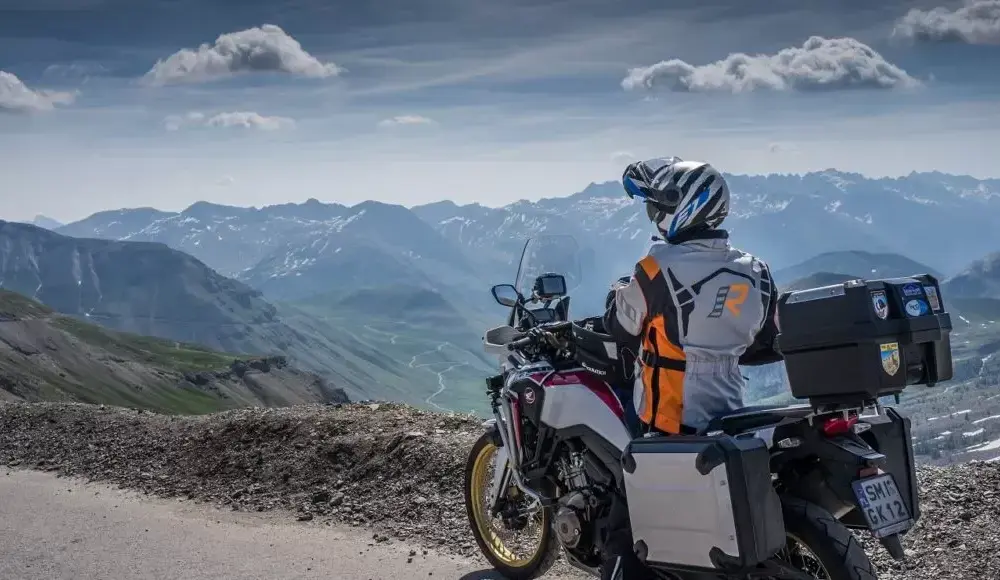 Najlepsze trasy motocyklowe w Alpach: porady, mapy i bezpieczne szlaki dla motocyklistów