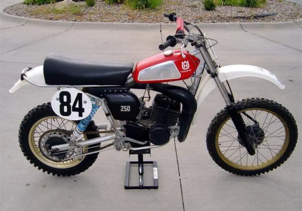 Husqvarna CR 250: wszystko, co musisz wiedzieć o legendarnym motocyklu enduro