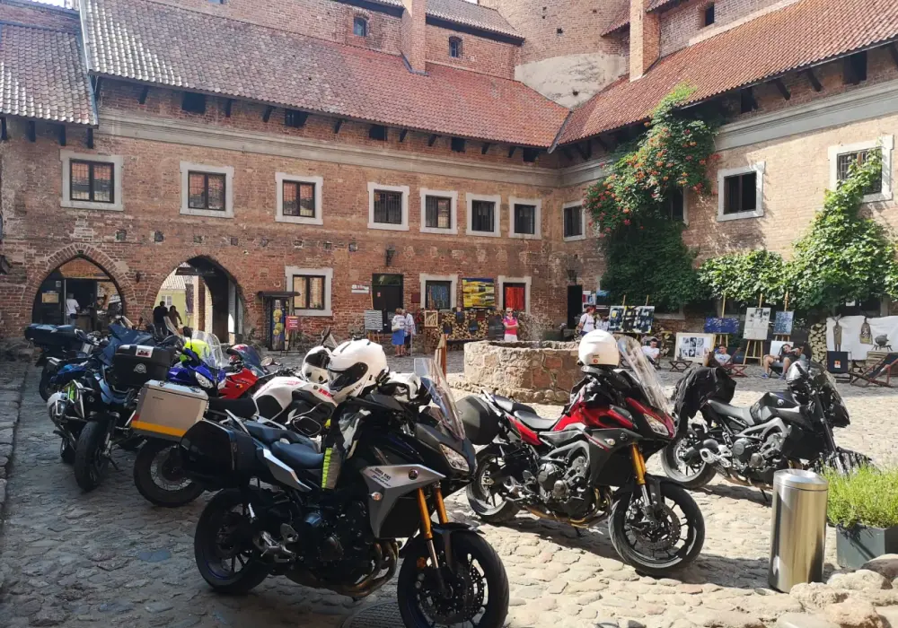 Najlepsze trasy motocyklowe na Mazurach – mapa i praktyczne wskazówki dla motocyklistów