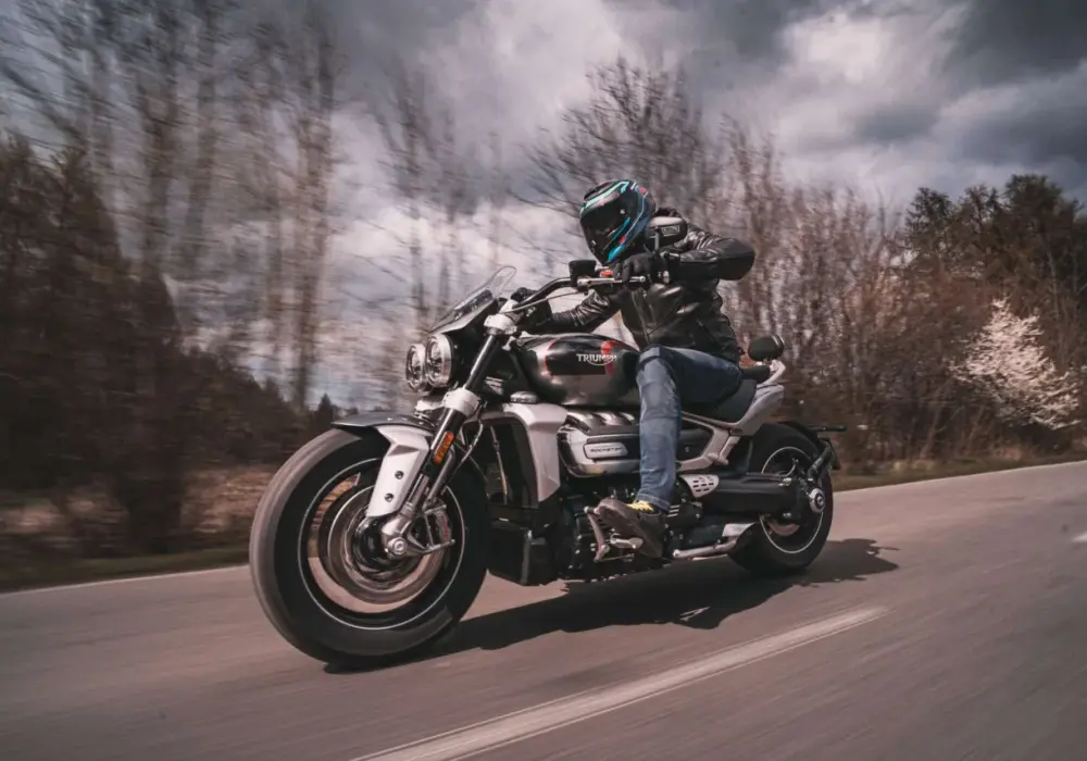 Triumph Rocket 3 - Dane techniczne i wybór wersji R vs GT
