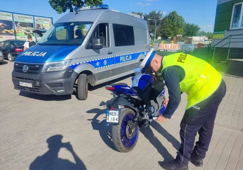 Przelot w motocyklu – czy to legalne? Uniknij mandatu!