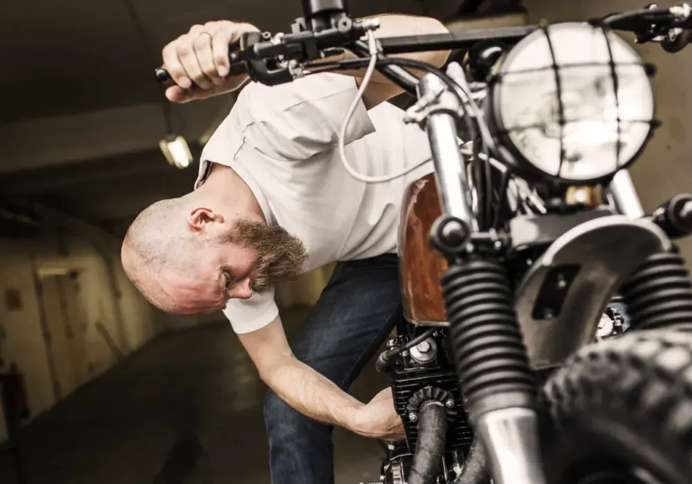 Jak ładować akumulator motocyklowy - uniknij najczęstszych błędów