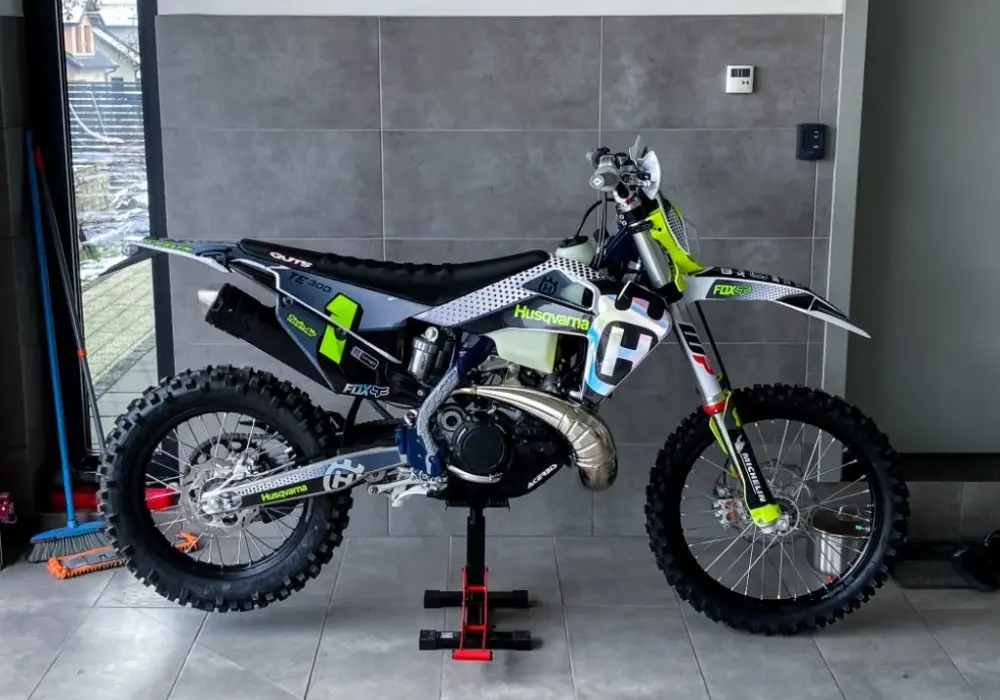 Okleina Husqvarna TE 250 – jak wybrać i zamontować trwałe naklejki do motocykla