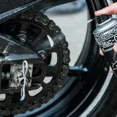 Skuteczne sposoby na to, czym wyczyścić łańcuch motocyklowy