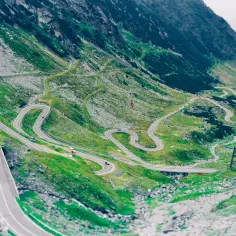 Najlepsze trasy motocyklowe w Rumunii – odkryj niezapomniane widoki