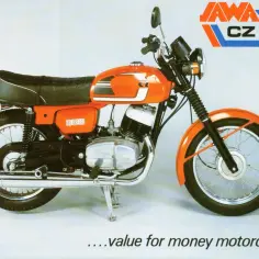 Pomarańczowy motocykl Jawa-CZ 350, klasyk z lat 70. Poznaj cz 350 dane techniczne i poczuj wolność na drodze.