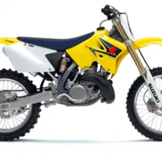 Żółty motocykl crossowy Suzuki RM 250 2t, gotowy do akcji. Zastanawiasz się, suzuki rm 250 2t ile ma koni?