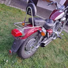 Yamaha Virago 535 na co zwrócić uwagę: błyszczący lakier, chromowane detale, podwójny wydech. Klasyczny cruiser gotowy na trasę.