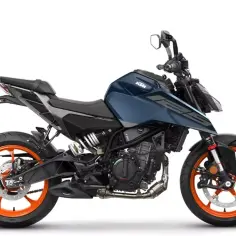 Niebieski KTM Duke 125 z pomarańczowymi felgami. Sprawdź jego dane techniczne i poczuj moc!