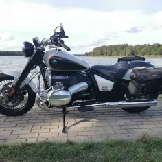 Motocykl BMW R1800cc z sakwami nad jeziorem. Idealny na podróż, cena do negocjacji.