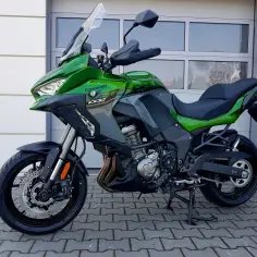 Zielony Kawasaki Versys 1000 gotowy do podróży. Sprawdź jego kawasaki versys 1000 dane techniczne i ruszaj w drogę!
