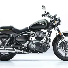 Stylowy, ciemnozielony Royal Enfield Meteor 650 z chromowanymi detalami i klasycznym wyglądem.