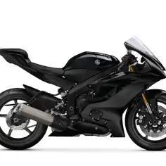Czarny motocykl sportowy Yamaha R6, idealny do ścigania. Poznaj jego yamaha r6 dane techniczne.
