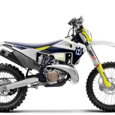 Motocykl Husqvarna TE 250 2T w białej, granatowej i żółtej kolorystyce, widok z boku.