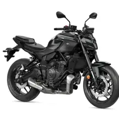 Czarny motocykl Yamaha MT-07, gotowy do jazdy, przypomina mocą V Max.
