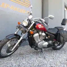Czarny motocykl Honda Shadow 600 Custom z sakwami i oparciem. Idealny na długie trasy, sprawdź honda shadow 600 dane techniczne.
