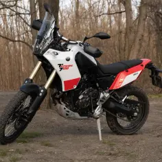 Yamaha Ténéré 700, gotowy na przygodę. Jego waga pozwala na łatwe manewrowanie w terenie.