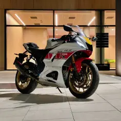 Sportowy motocykl Yamaha R7 w białym malowaniu z czerwonymi i żółtymi akcentami. Dane techniczne tego modelu są imponujące.