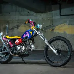 Kolorowy, customowy motocykl z malowaniem w stylu pop-art. Sprawdź cennik malowania motocykla, by odmienić swój jednoślad!