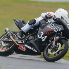 Motocyklista na torze ściga się czarnym CBR250RR z numerem 34.