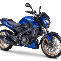 Niebieski Bajaj Dominar 400 z złotymi felgami, gotowy na przygodę.