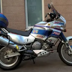 Srebrno-niebieski motocykl Yamaha XTZ 750 Super Ténéré z kufrem.