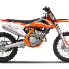 Pomarańczowy motocykl KTM SXF 350, gotowy do akcji. Zastanawiasz się, ktm sxf 350 ile ma koni?