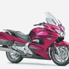 Czerwony motocykl turystyczny Honda ST 1300. Wady tego modelu to m.in. wysoka cena i ograniczona zwrotność.