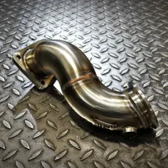 Błyszczący downpipe ze stali nierdzewnej, który poprawia przepływ spalin i moc silnika.