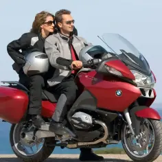 Para podróżuje na czerwonym motocyklu BMW RT 1200. Sprawdź dane techniczne tego modelu!