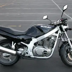 Czarny motocykl Suzuki GS 500, z widocznym silnikiem i wydechem. Idealny do sprawdzenia suzuki gs 500 dane techniczne.