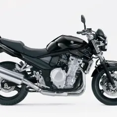Czarny motocykl Suzuki GS 650 z chromowanym wydechem i silnikiem V-twin, gotowy do jazdy.