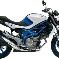 Suzuki Gladius 650, biało-niebieski naked bike z widocznym silnikiem i niebieską ramą.