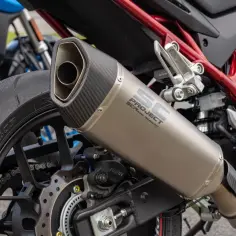 Wydech motocykla SC-Project, gotowy na normę Euro 7. Detale karbonowe i metaliczne.