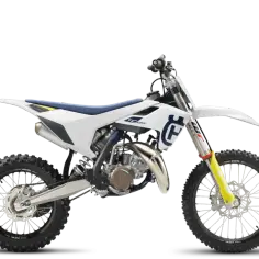 Husqvarna TC 85 ile koni mocy? Ten motocykl crossowy to potęga na dwóch kołach, gotowy do wyścigów.