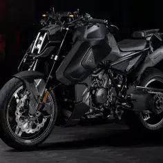 Czarny motocykl BRABUS 1400 R z włókna węglowego na ciemnym tle.