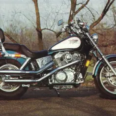 Honda Shadow 1100 dane techniczne: klasyczny cruiser z chromowanymi elementami i wygodnym siedzeniem, gotowy na każdą trasę.