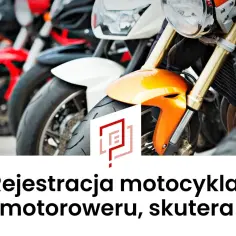 Zbliżenie na przednie koła i zawieszenie rzędu motocykli i skuterów.