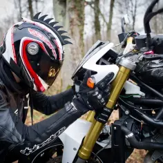 Jak zakładać kask motocyklowy, aby uniknąć niebezpieczeństw na drodze