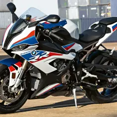 Sportowy motocykl BMW S1000RR w biało-niebiesko-czerwonych barwach. Sprawdź aktualną bmw s1000rr cena.